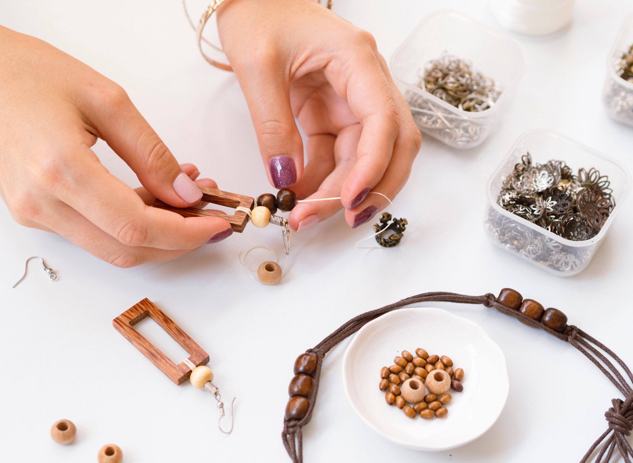 Il design geometrico nel bijoux: come usare tubi e passanti metallici per un effetto minimal