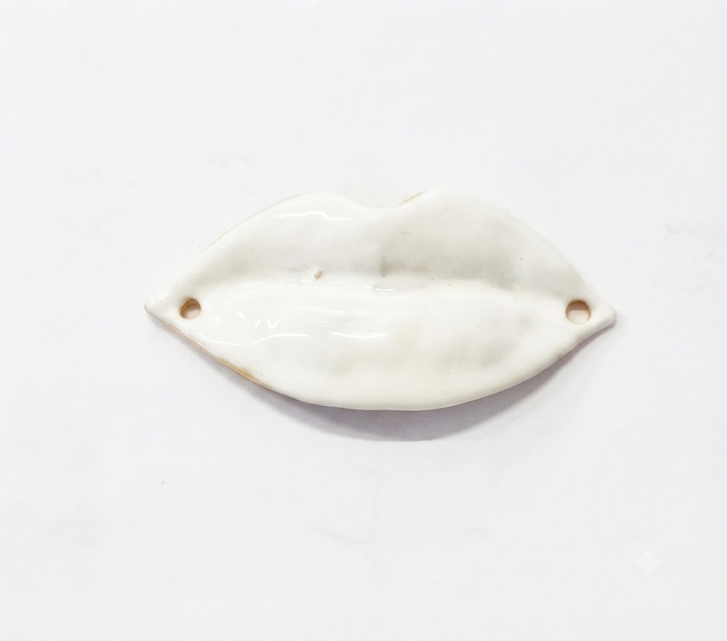 Centrali in zama Nickel Free smaltati (pack 1 pz.) le dimensioni sono comprensive di anellino.
