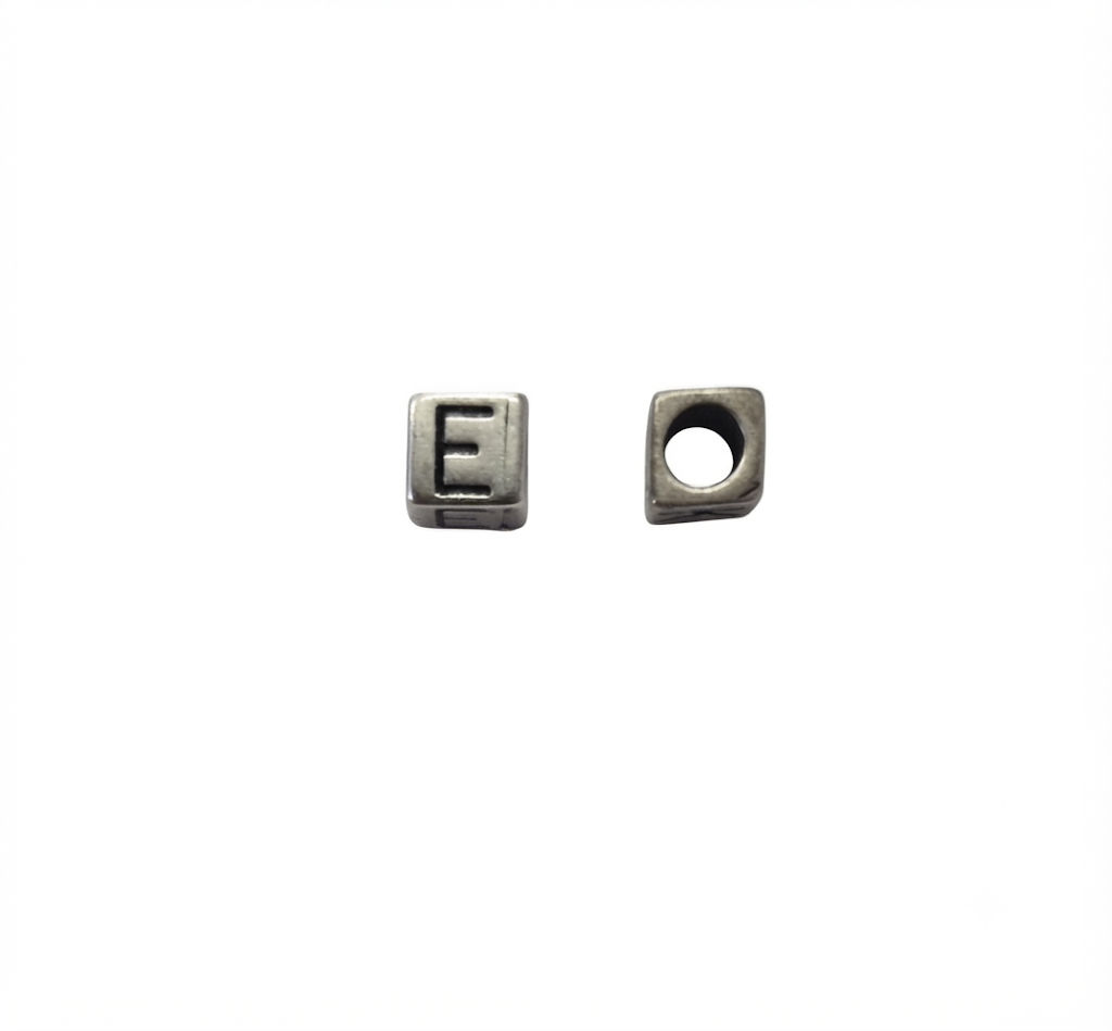 Lettere in zama a cubo mm. 6x6 con foro da mm. 4 col. argento antico (pack 1 pz.)