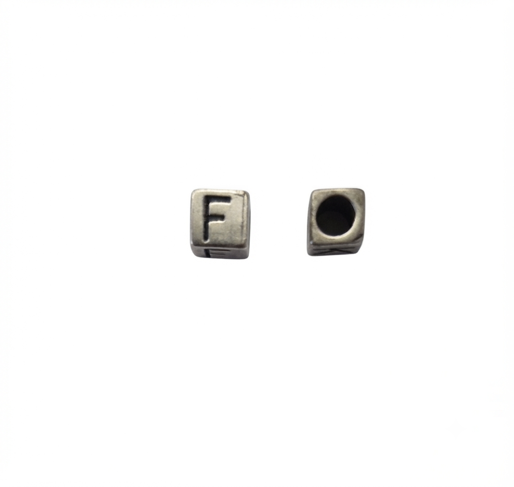Lettere in zama a cubo mm. 6x6 con foro da mm. 4 col. argento antico (pack 1 pz.)