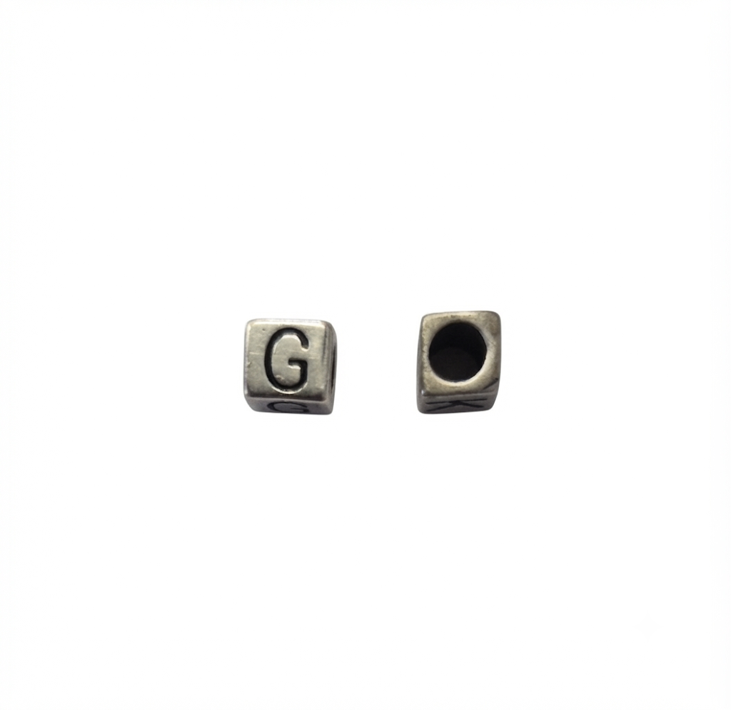 Lettere in zama a cubo mm. 6x6 con foro da mm. 4 col. argento antico (pack 1 pz.)