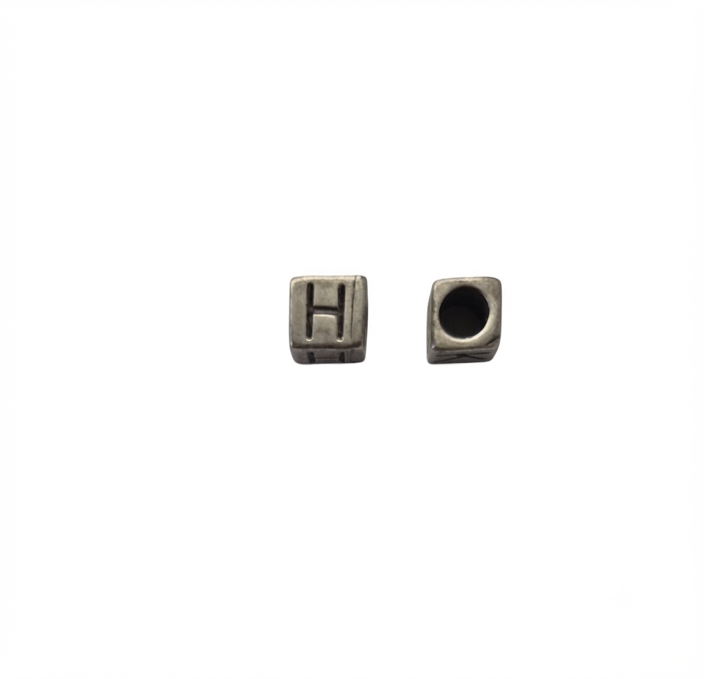 Lettere in zama a cubo mm. 6x6 con foro da mm. 4 col. argento antico (pack 1 pz.)
