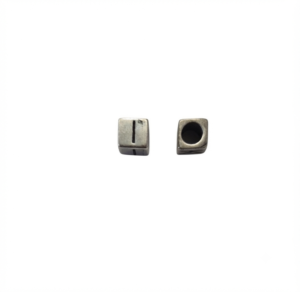 Lettere in zama a cubo mm. 6x6 con foro da mm. 4 col. argento antico (pack 1 pz.)