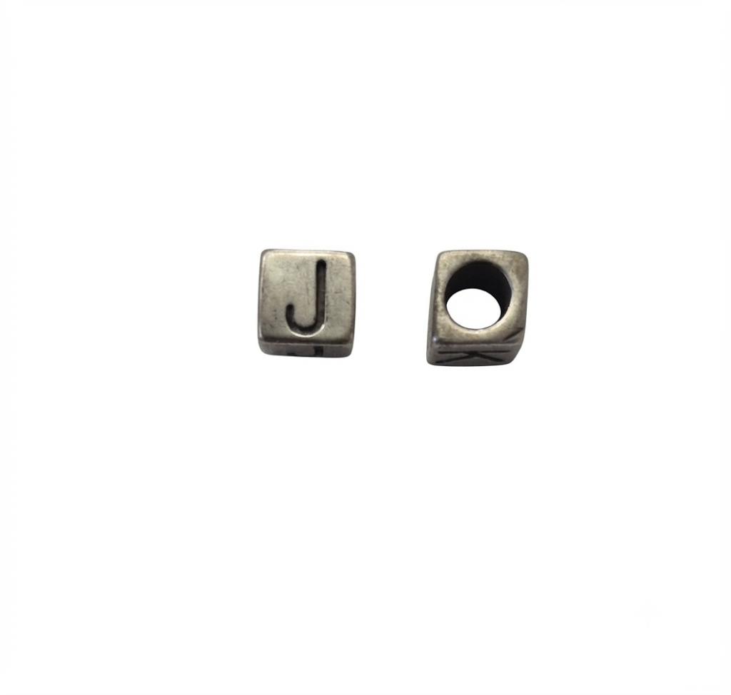 Lettere in zama a cubo mm. 6x6 con foro da mm. 4 col. argento antico (pack 1 pz.)