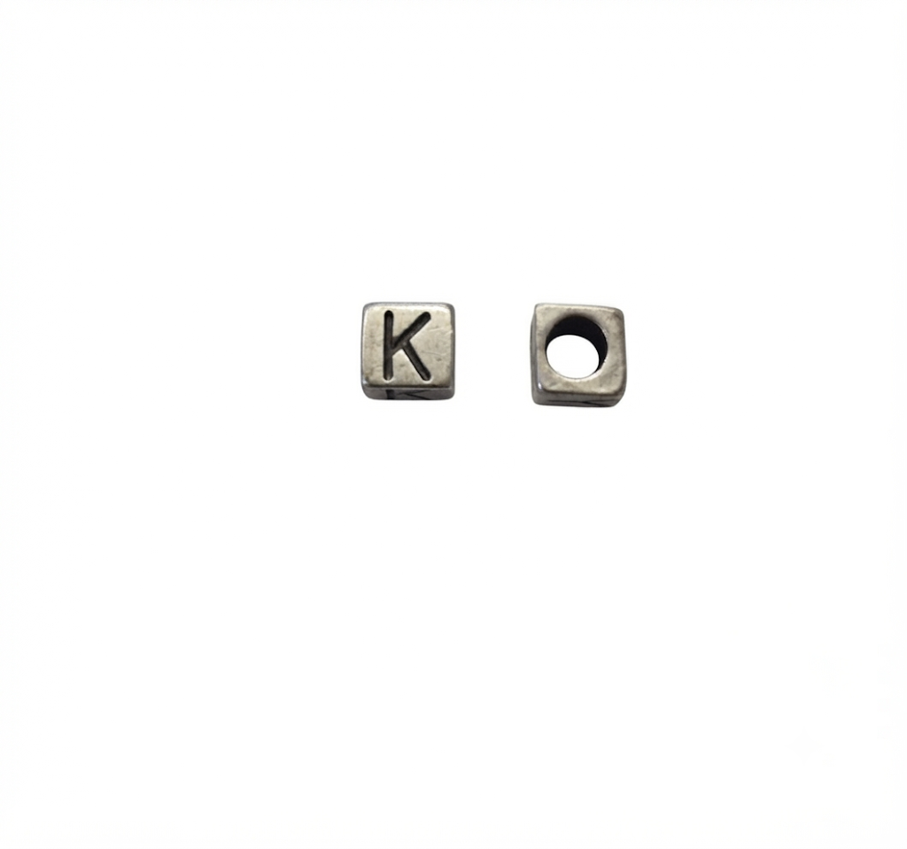 Lettere in zama a cubo mm. 6x6 con foro da mm. 4 col. argento antico (pack 1 pz.)