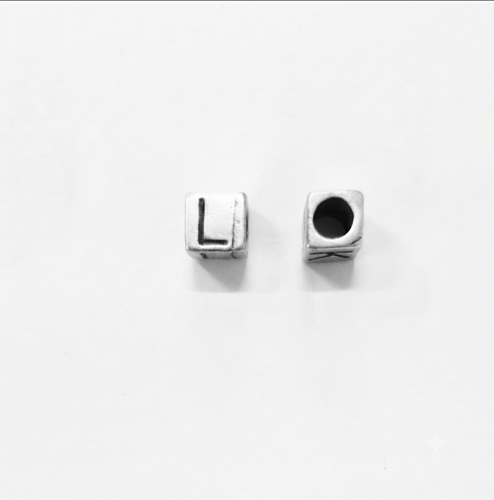Lettere in zama a cubo mm. 6x6 con foro da mm. 4 col. argento antico (pack 1 pz.)