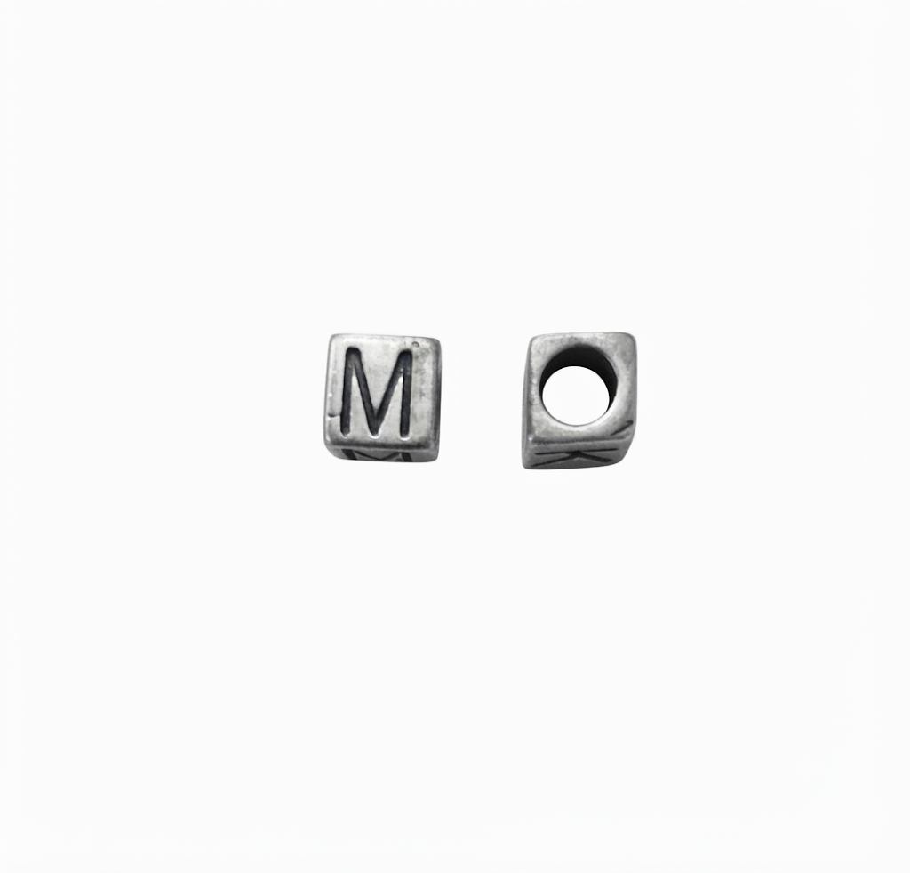 Lettere in zama a cubo mm. 6x6 con foro da mm. 4 col. argento antico (pack 1 pz.)