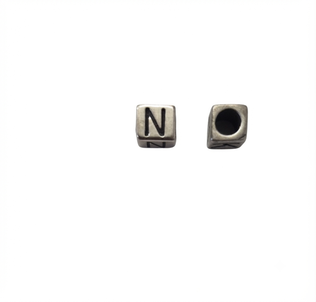 Lettere in zama a cubo mm. 6x6 con foro da mm. 4 col. argento antico (pack 1 pz.)