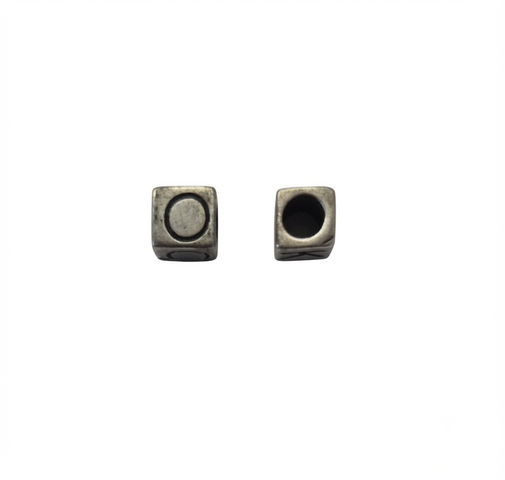 Lettere in zama a cubo mm. 6x6 con foro da mm. 4 col. argento antico (pack 1 pz.)