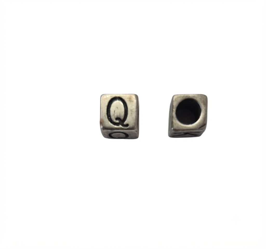 Lettere in zama a cubo mm. 6x6 con foro da mm. 4 col. argento antico (pack 1 pz.)