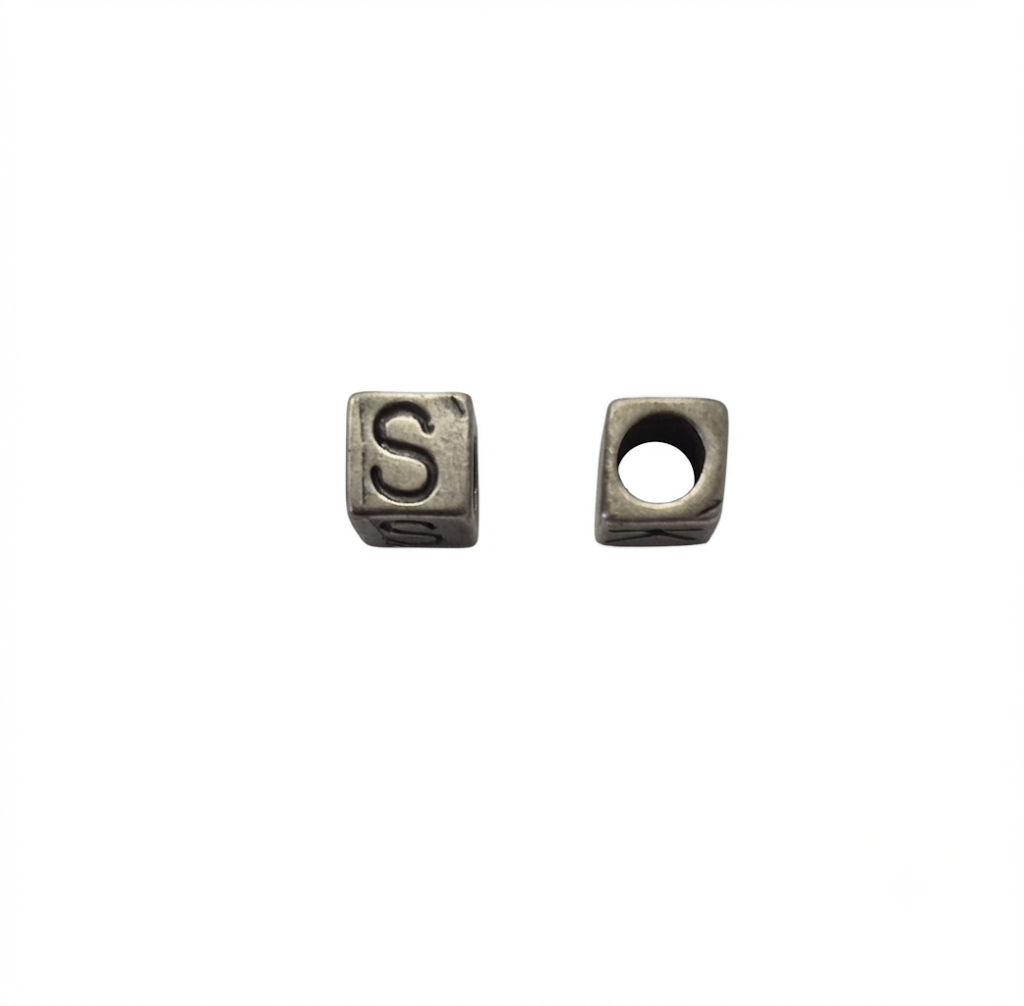 Lettere in zama a cubo mm. 6x6 con foro da mm. 4 col. argento antico (pack 1 pz.)