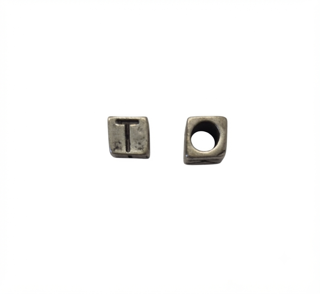 Lettere in zama a cubo mm. 6x6 con foro da mm. 4 col. argento antico (pack 1 pz.)