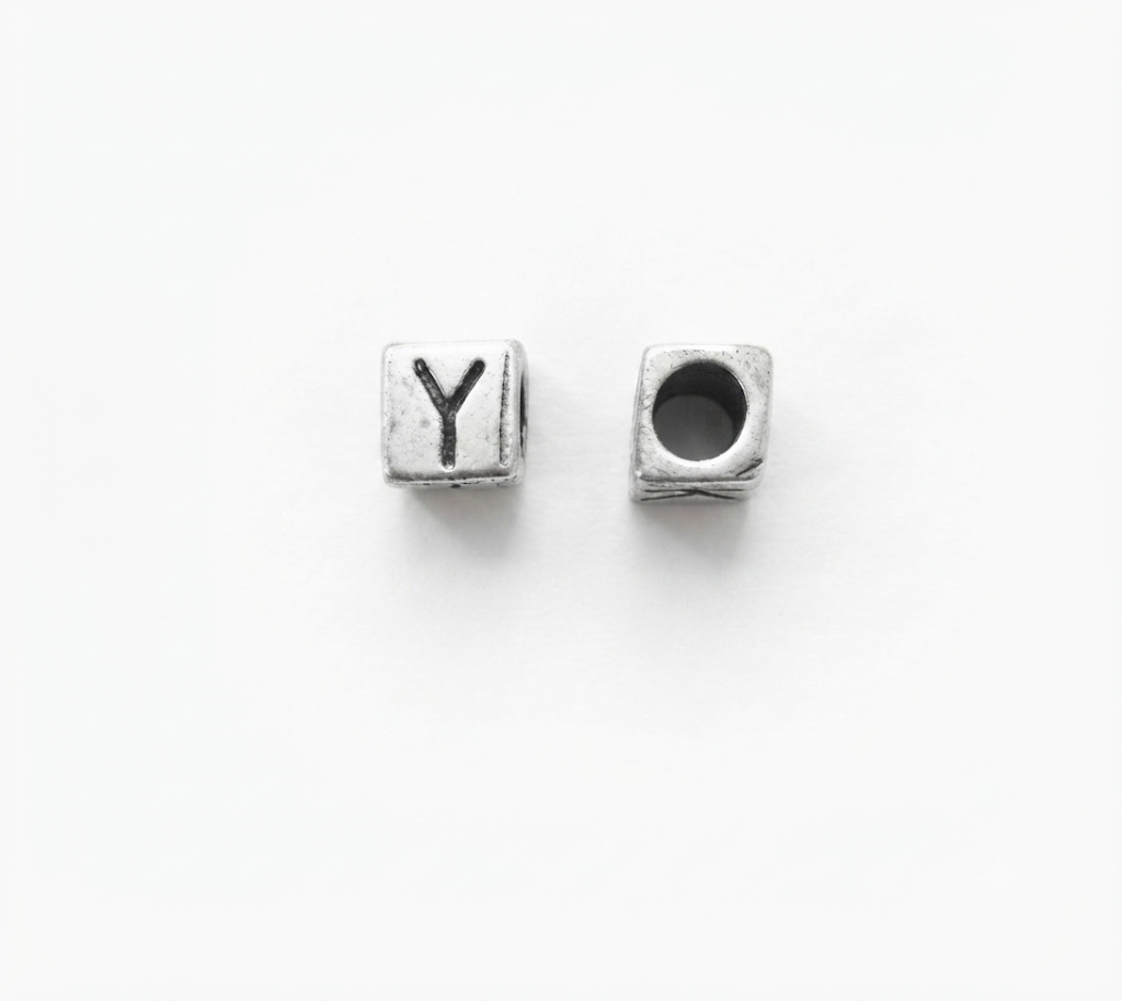 Lettere in zama a cubo mm. 6x6 con foro da mm. 4 col. argento antico (pack 1 pz.)